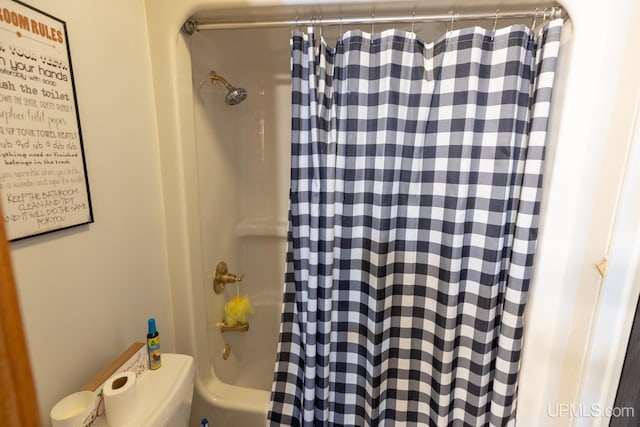 bathroom featuring toilet and shower / bath combo