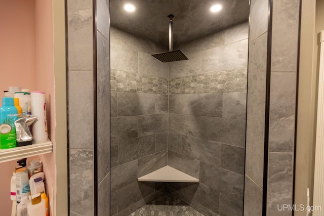 bathroom featuring tiled shower