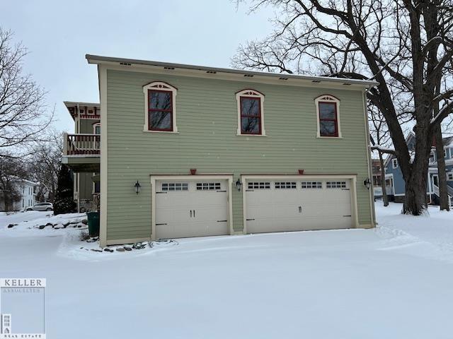 view of front facade with a garage