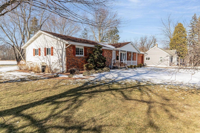 view of front of property with a yard