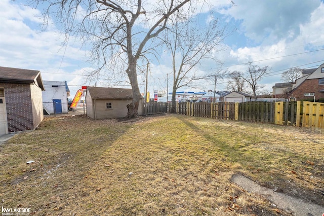 view of yard featuring an outdoor structure