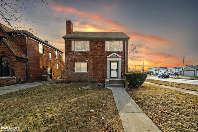 view of front of property featuring a lawn