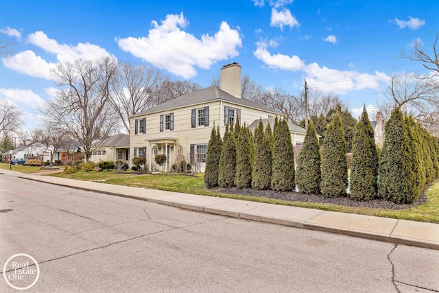 view of front of property featuring a front yard