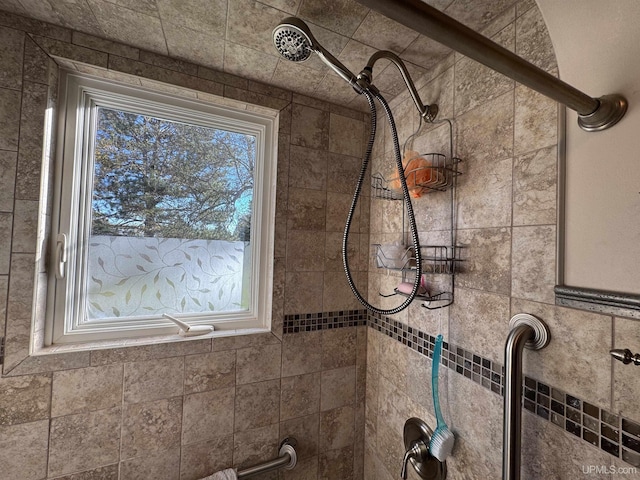 room details featuring a tile shower