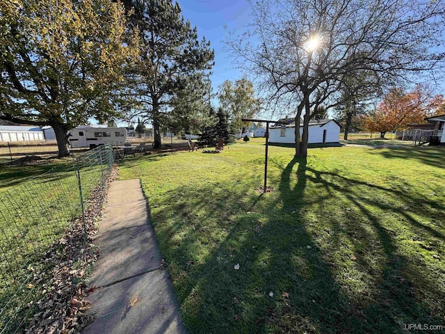 view of yard featuring an outbuilding