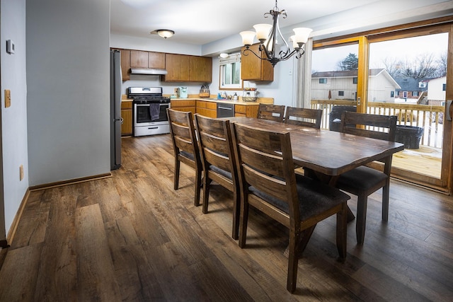 dining area featuring an inviting chandelier, dark hardwood / wood-style floors, and sink