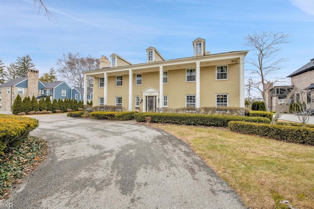 view of front of property with a front yard