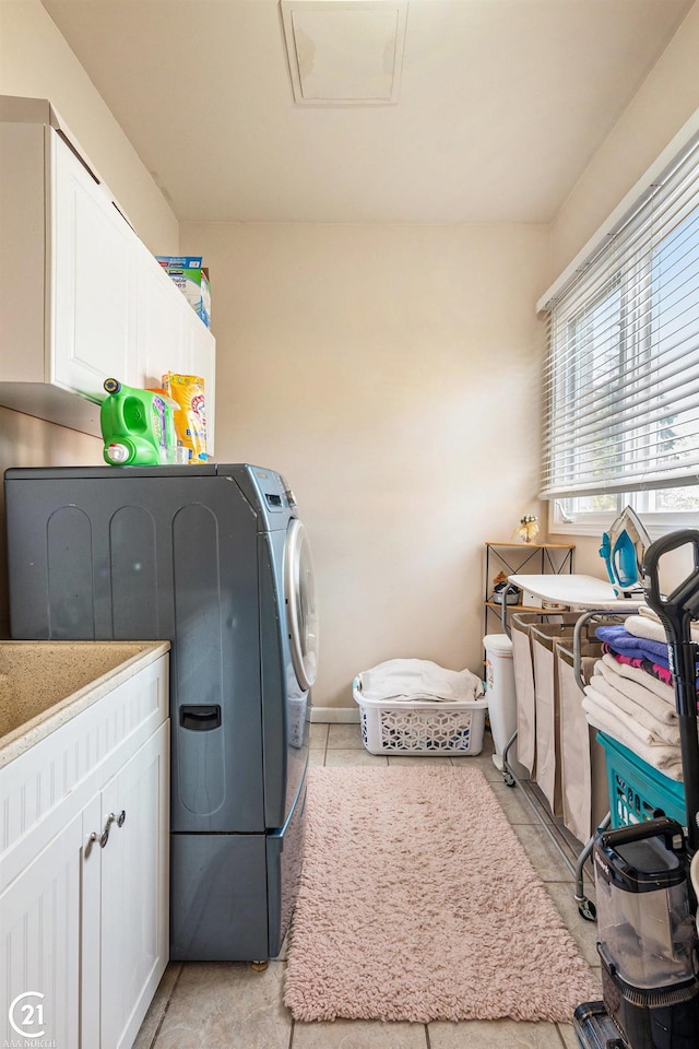 laundry room featuring light tile patterned floors, cabinets, and independent washer and dryer