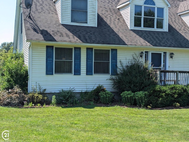 view of front of property with a front lawn