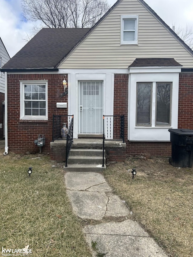 bungalow-style house with a front lawn