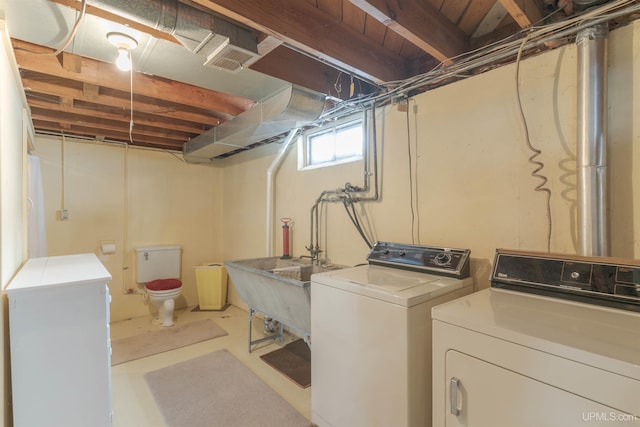 laundry room with sink and washing machine and dryer