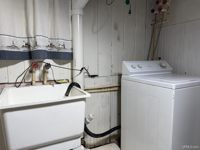 laundry room with washer / dryer