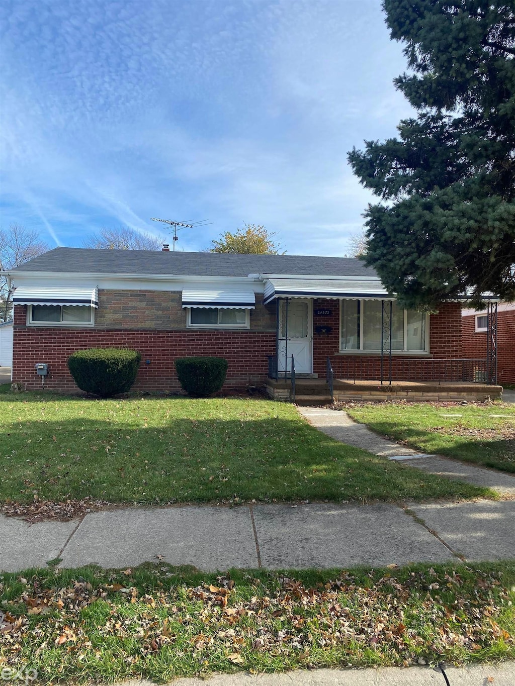 single story home featuring a front lawn