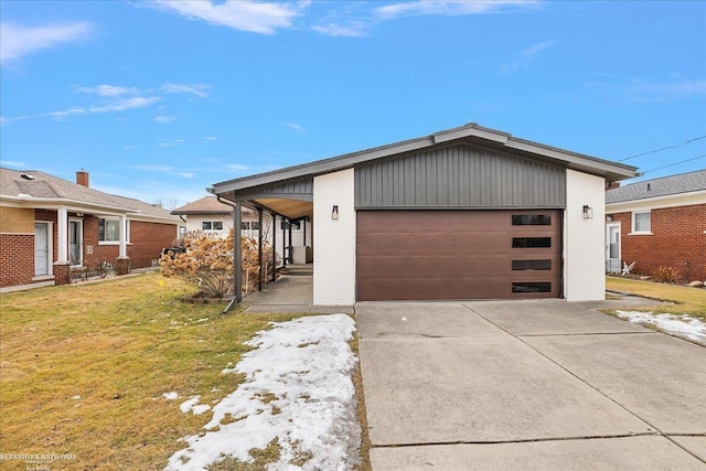 view of front of property featuring a front yard