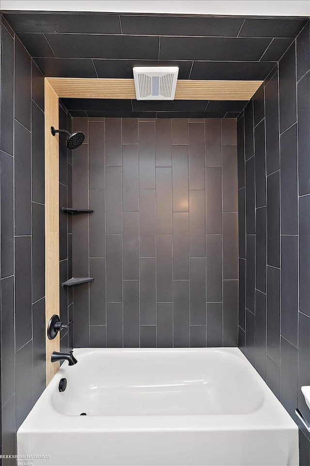 bathroom featuring tiled shower / bath