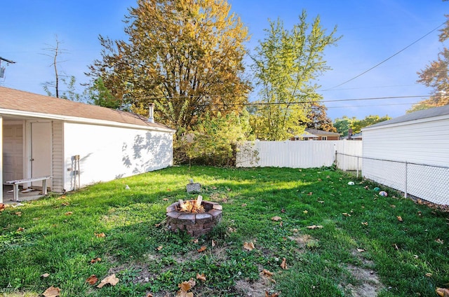 view of yard featuring an outdoor fire pit