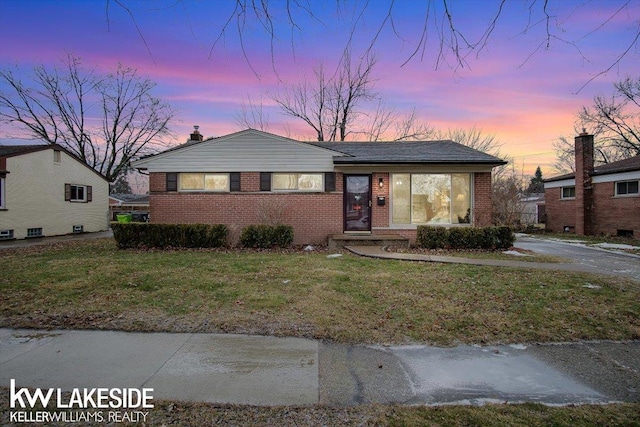 view of front of home featuring a lawn