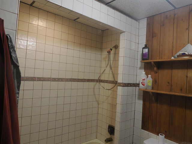 bathroom with washtub / shower combination