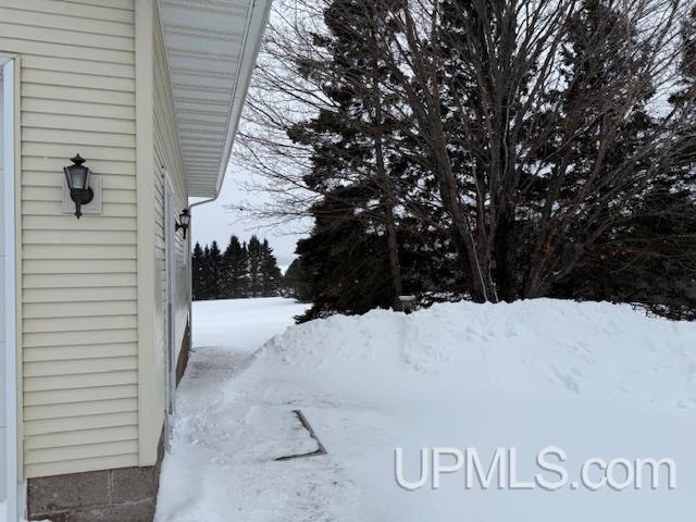 view of yard layered in snow