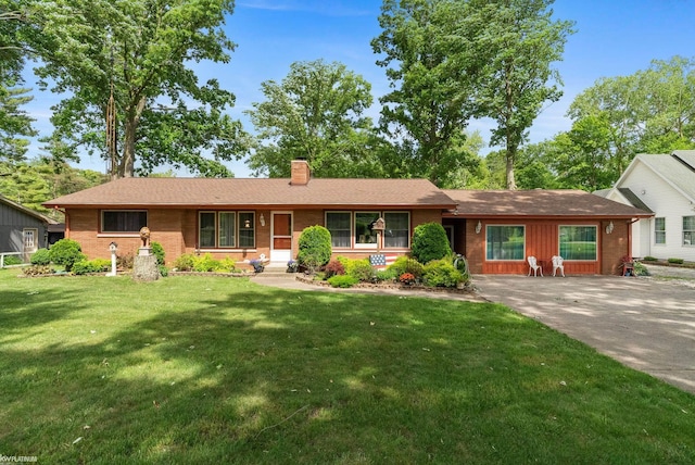 single story home featuring a front lawn