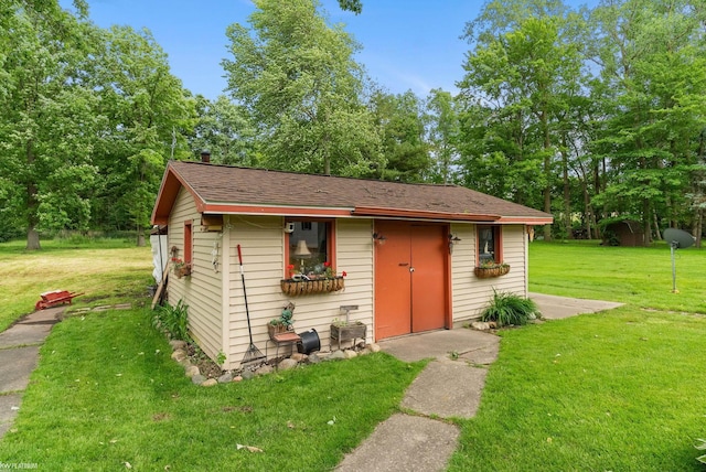 view of outdoor structure with a yard