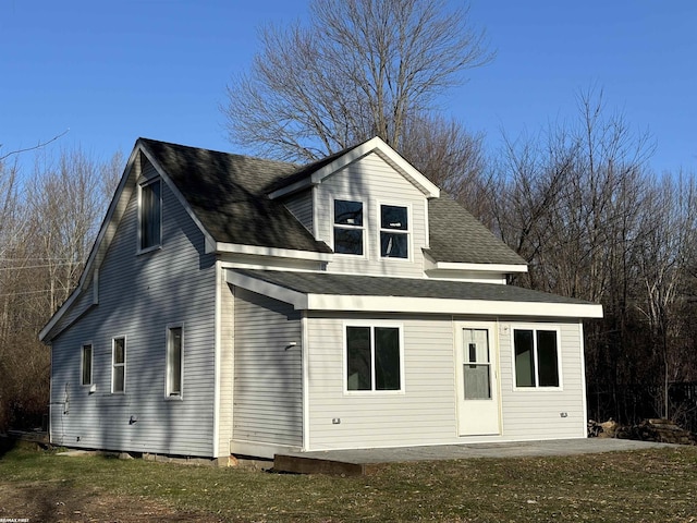 view of front of property with a front lawn