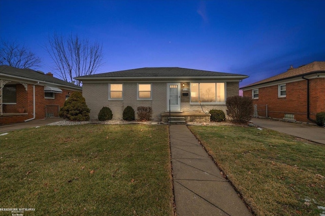 view of front of house featuring a lawn