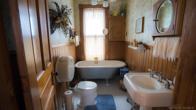 bathroom with sink, tile patterned floors, toilet, and a bathing tub