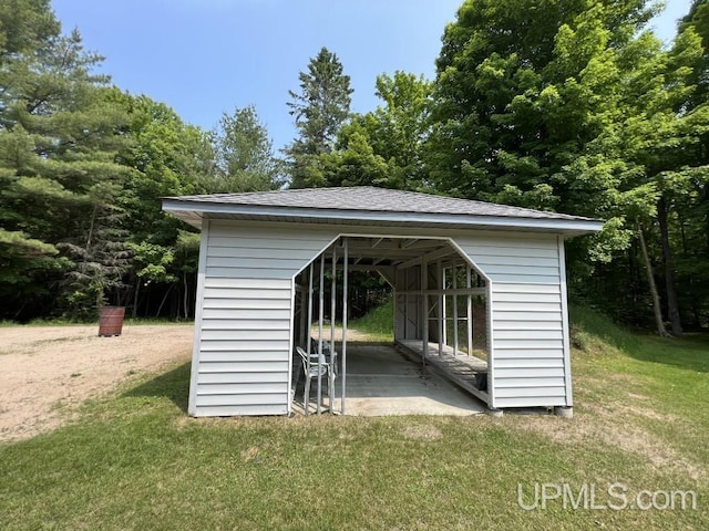view of outdoor structure featuring a yard