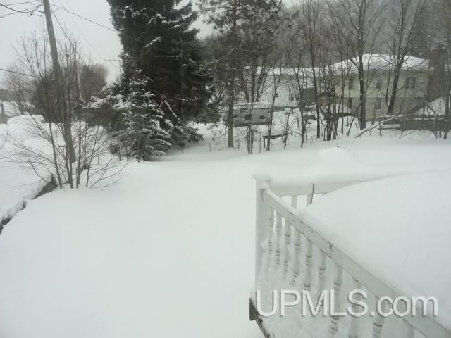 view of yard layered in snow