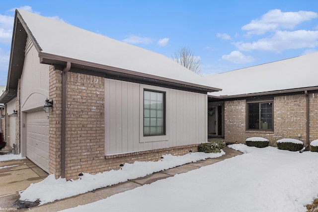 view of front facade featuring a garage