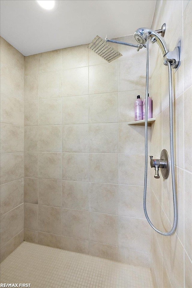 bathroom featuring a tile shower