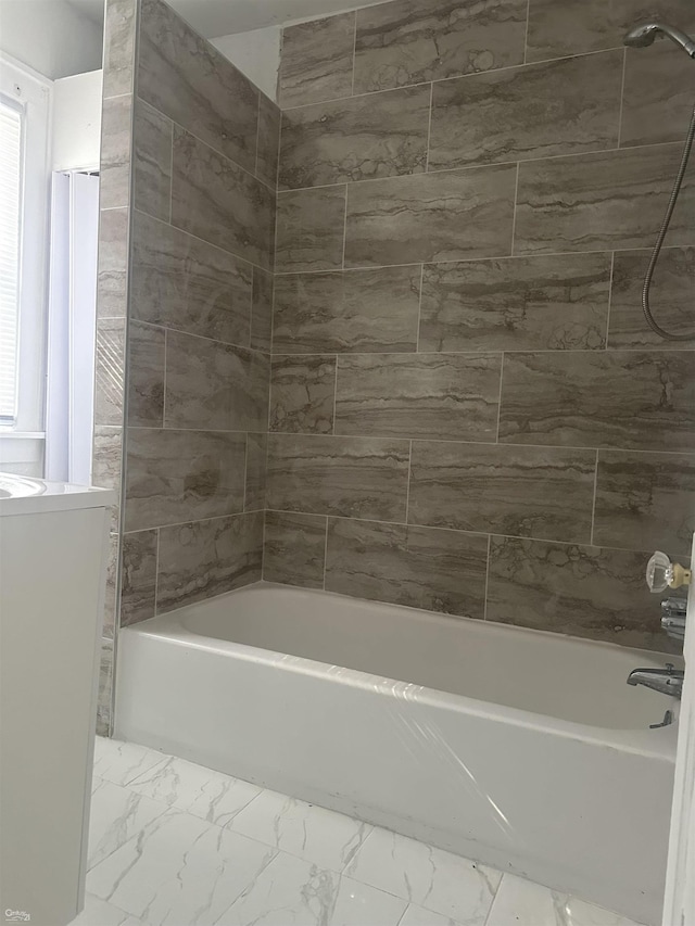 bathroom with tiled shower / bath combo