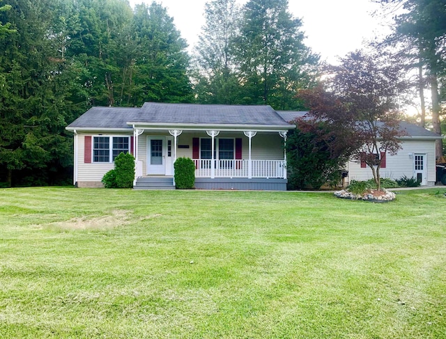 ranch-style house featuring a front lawn and covered porch