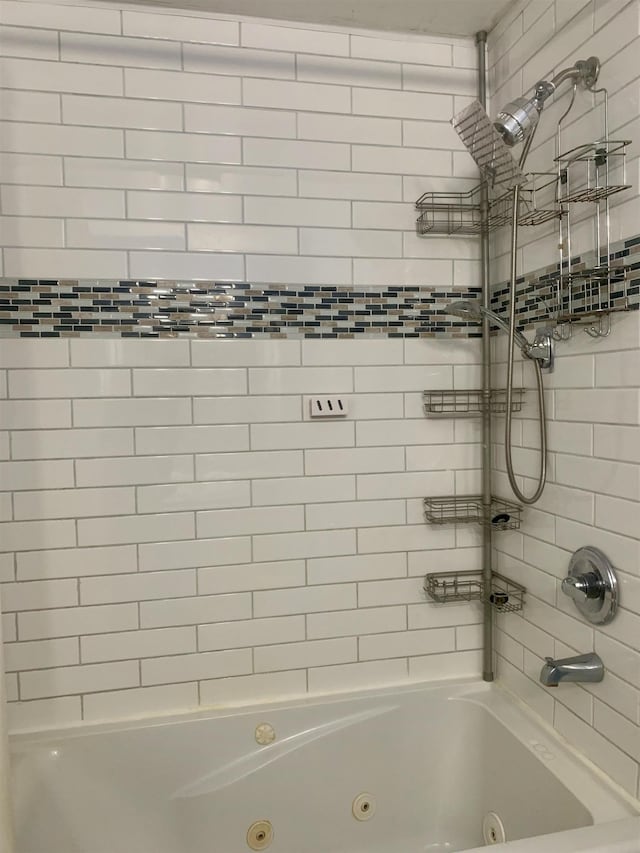 bathroom featuring tiled shower / bath