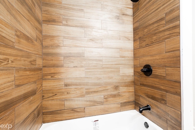 bathroom featuring tiled shower / bath combo