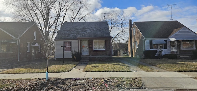 bungalow-style house featuring a front lawn