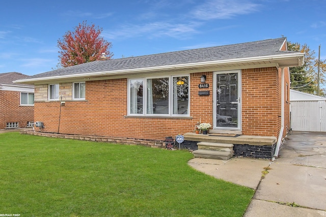 ranch-style home featuring a front lawn