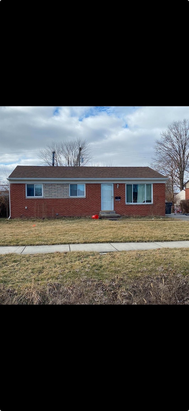 view of front of house featuring a front yard