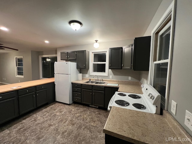 kitchen featuring sink, kitchen peninsula, white appliances, and ceiling fan