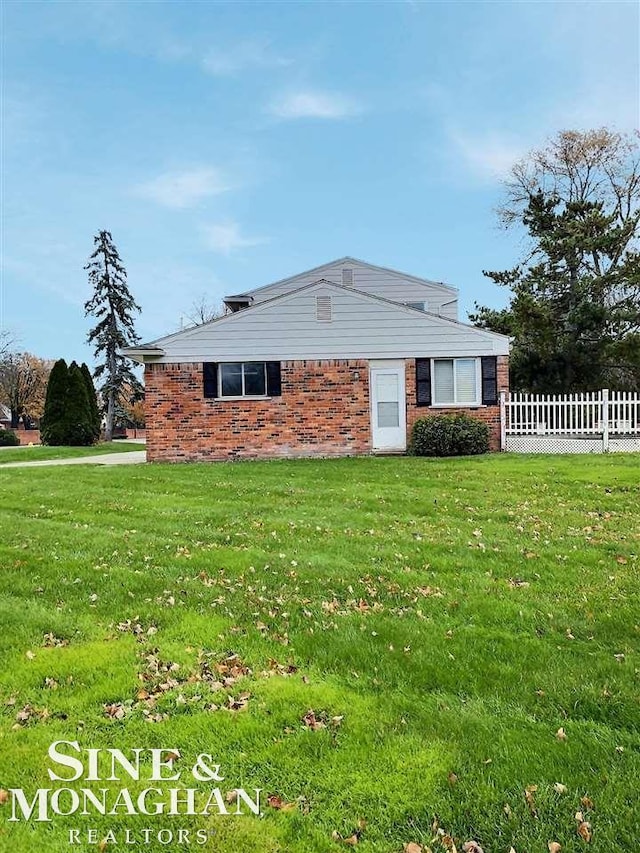 single story home featuring a front yard