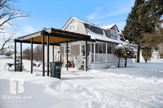 view of front of house featuring a porch and a gambrel roof