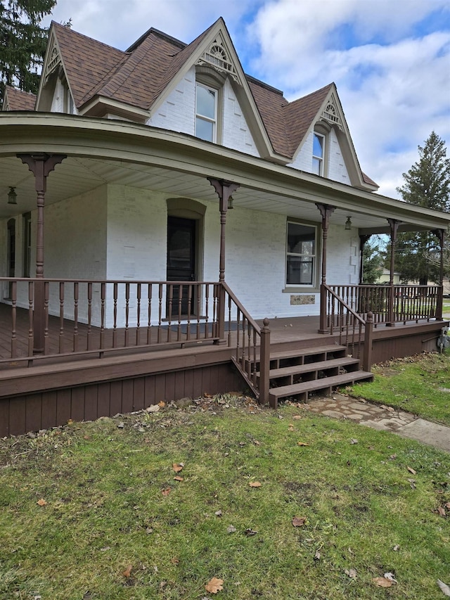 view of front facade featuring a front lawn and a porch