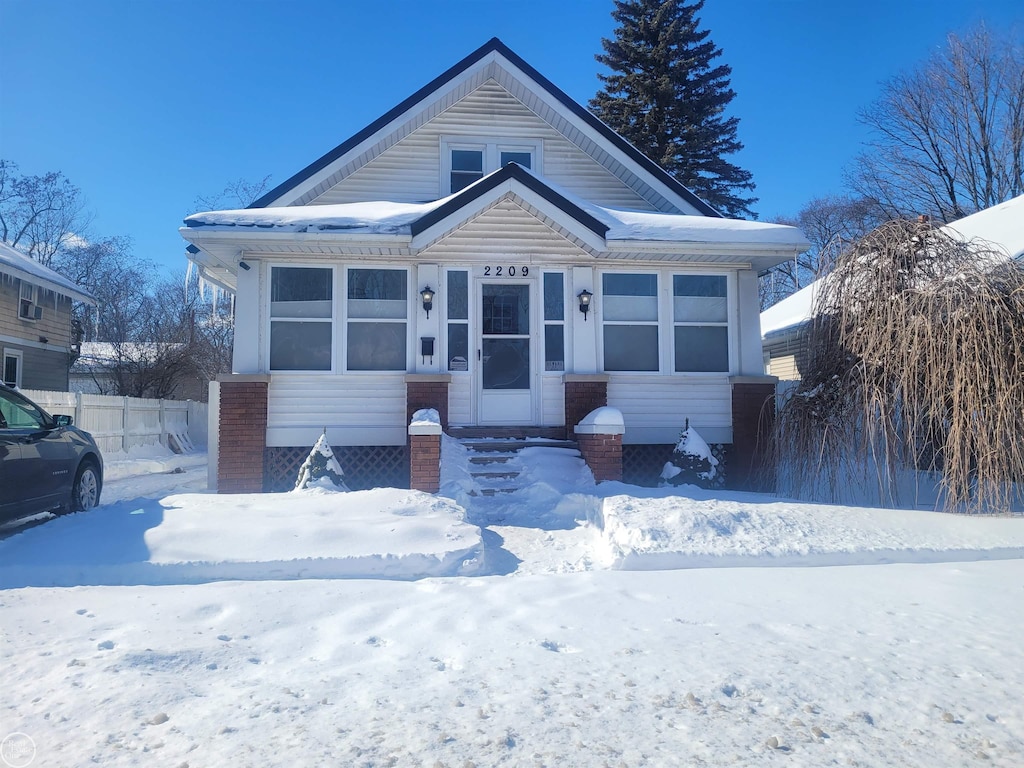 bungalow with entry steps and fence