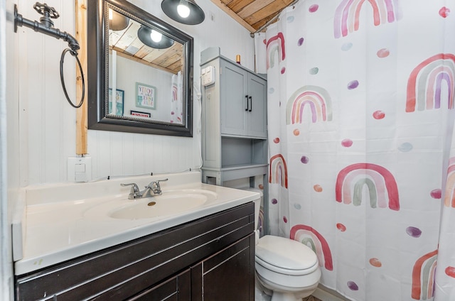 bathroom with a shower with shower curtain, vanity, and toilet