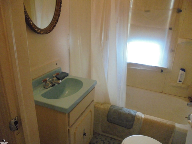 3606 Cadieux Rd, Detroit, MI 48224 - full bath with vanity and shower / tub combo with curtain