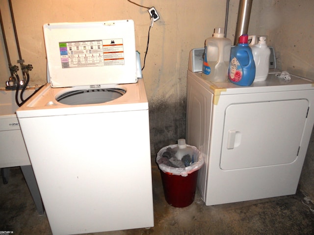 laundry room with laundry area and washing machine and dryer