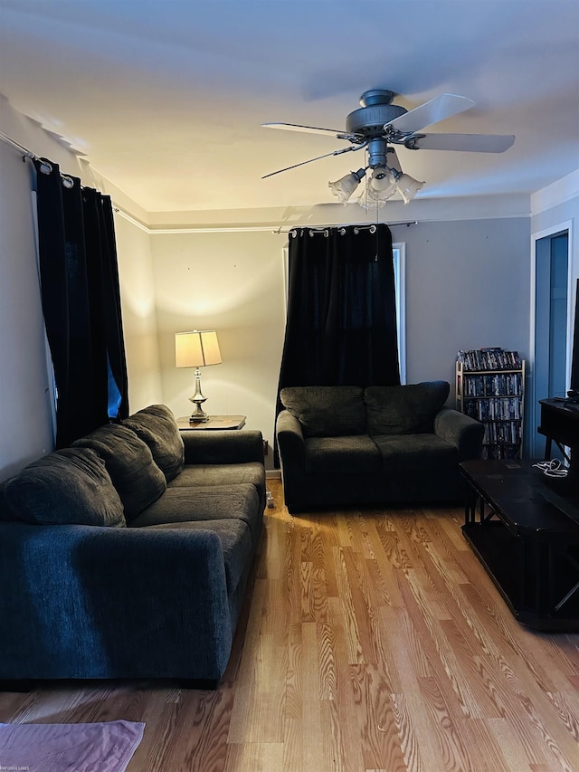 living area with light wood-type flooring and a ceiling fan