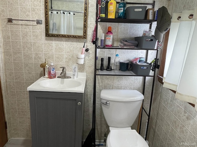 full bath with curtained shower, toilet, vanity, tile walls, and backsplash