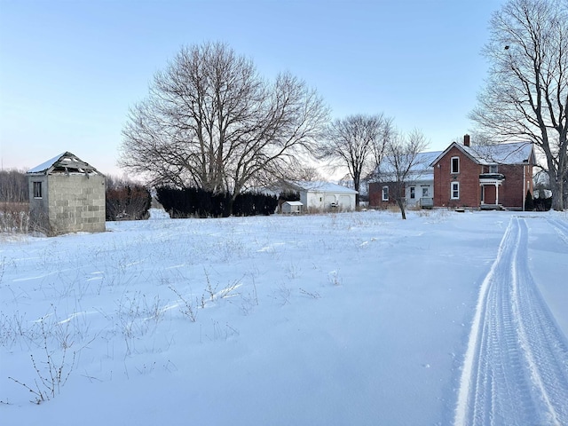 view of yard layered in snow